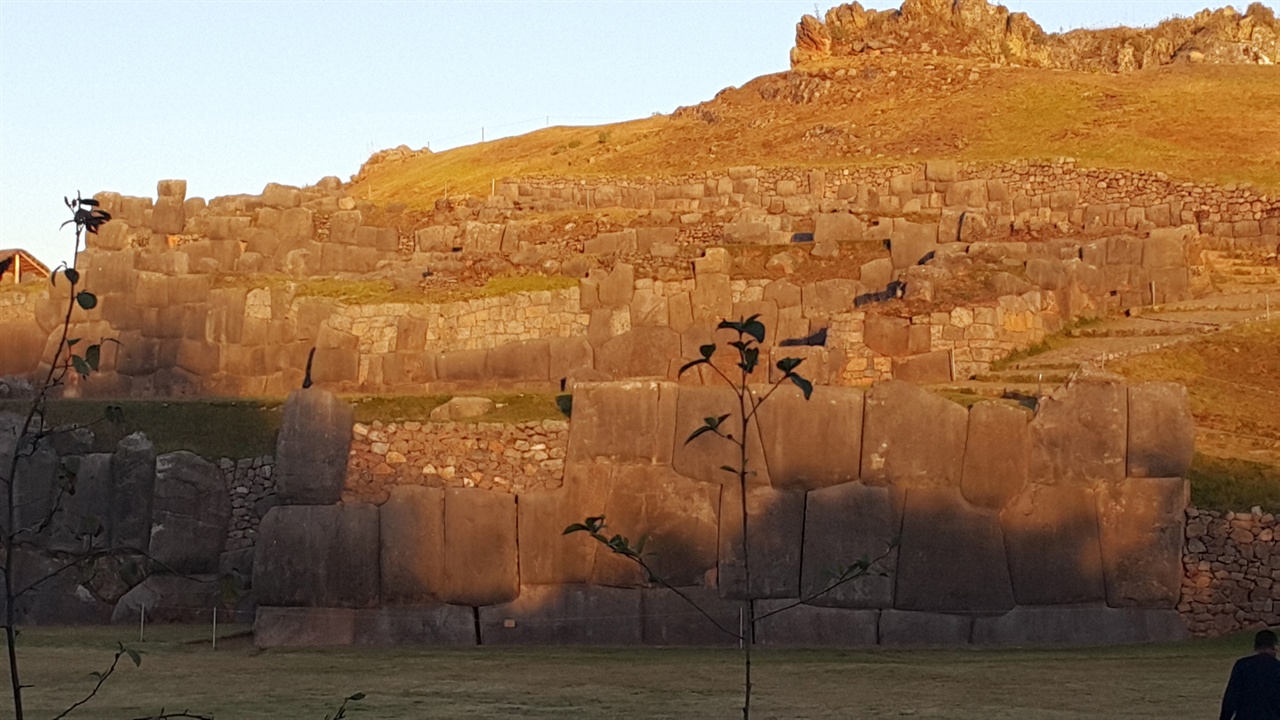 AD 15세기 잉카의 전성기 때 파차쿠텍(Pachacutec)왕때 건설된 ‘삭사이와만’은 요새로 건축되었다는 설과 수로시설이라는 학설 그리고 잉카시대 푸마를 숭배했는데, 그 머리 부분이라는 설까지 다양한 견해가 있다. 