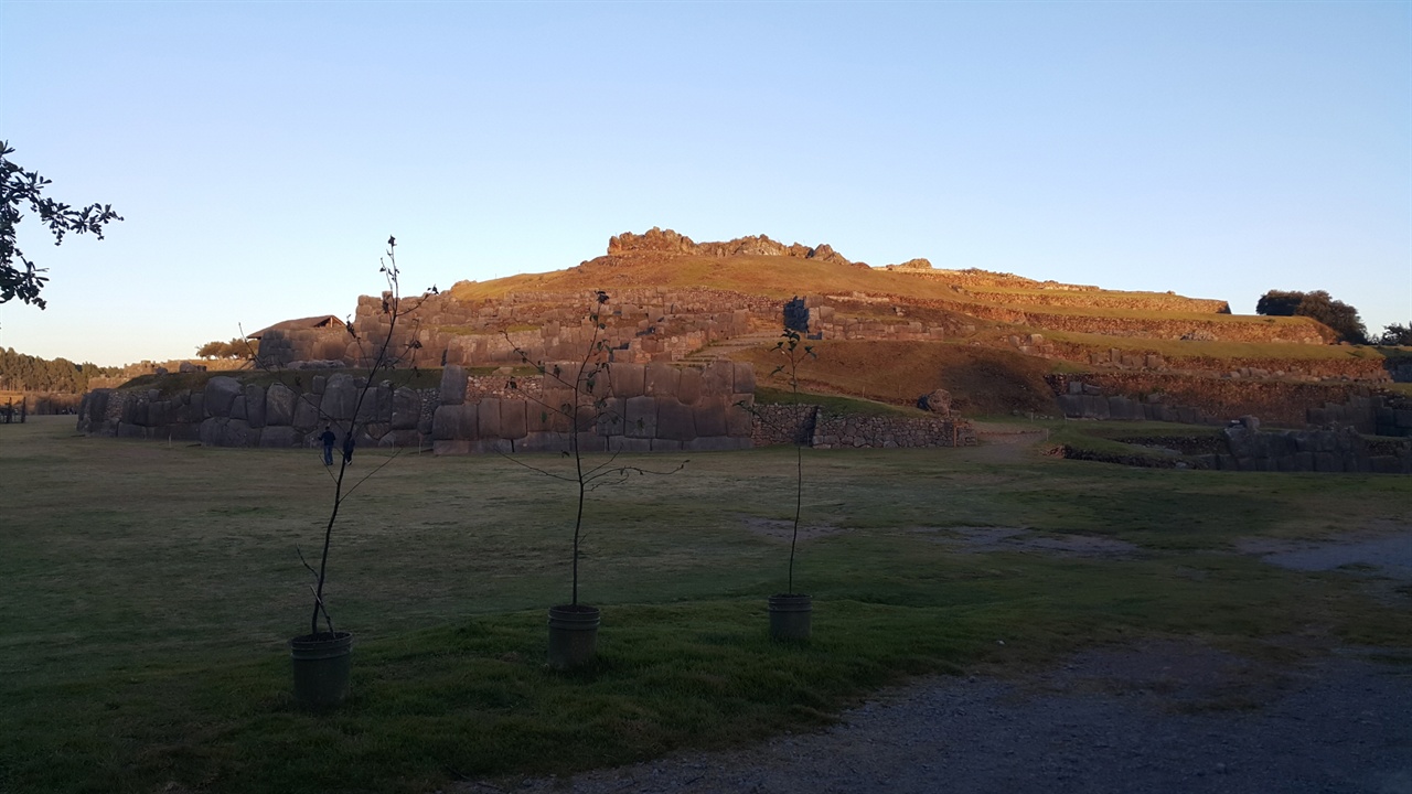 석벽으로 이루어진 천혜의 요새인 삭사이와만은 스페인점령군과 잉카제국군 사이에 치열한 전투가 벌어졌던 고통의 땅이다.  