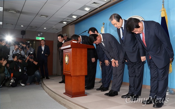 바른정당 김무성 의원을 비롯한 의원들이 6일 오전 국회 정론관에서 탈당을 공식 선언한 뒤 고개숙여 인사하고 있다.