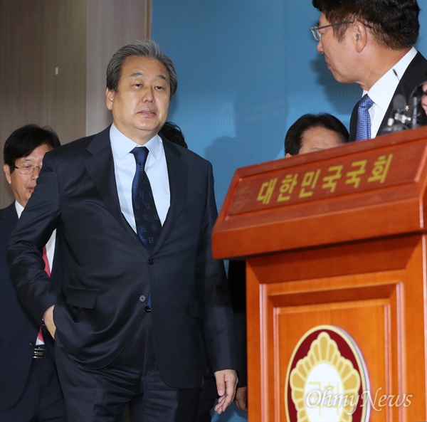 바른정당 김무성 의원을 비롯한 의원들이 6일 오전 국회 정론관에서 탈당을 공식 선언하기 위해 입장하고 있다.