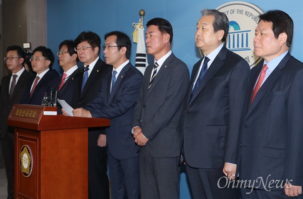 바른정당 김무성 의원을 비롯한 의원들이 6일 오전 국회 정론관에서 탈당을 공식 선언하고 있다.