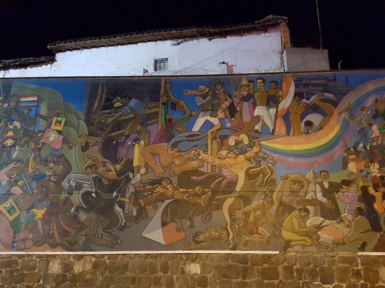 길거리에 있는 대형벽화이다. 잉카시대부터 스페인식민지 시절까지의 페루인들의 일상적 삶을 신화적 시각에서 페인팅한 것으로 생각된다.  