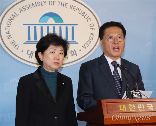 바른정당 정운천, 박인숙 의원이 6일 오전 국회 정론관에서 전당대회 불출마 선언 기자회견을 하고 있다.
