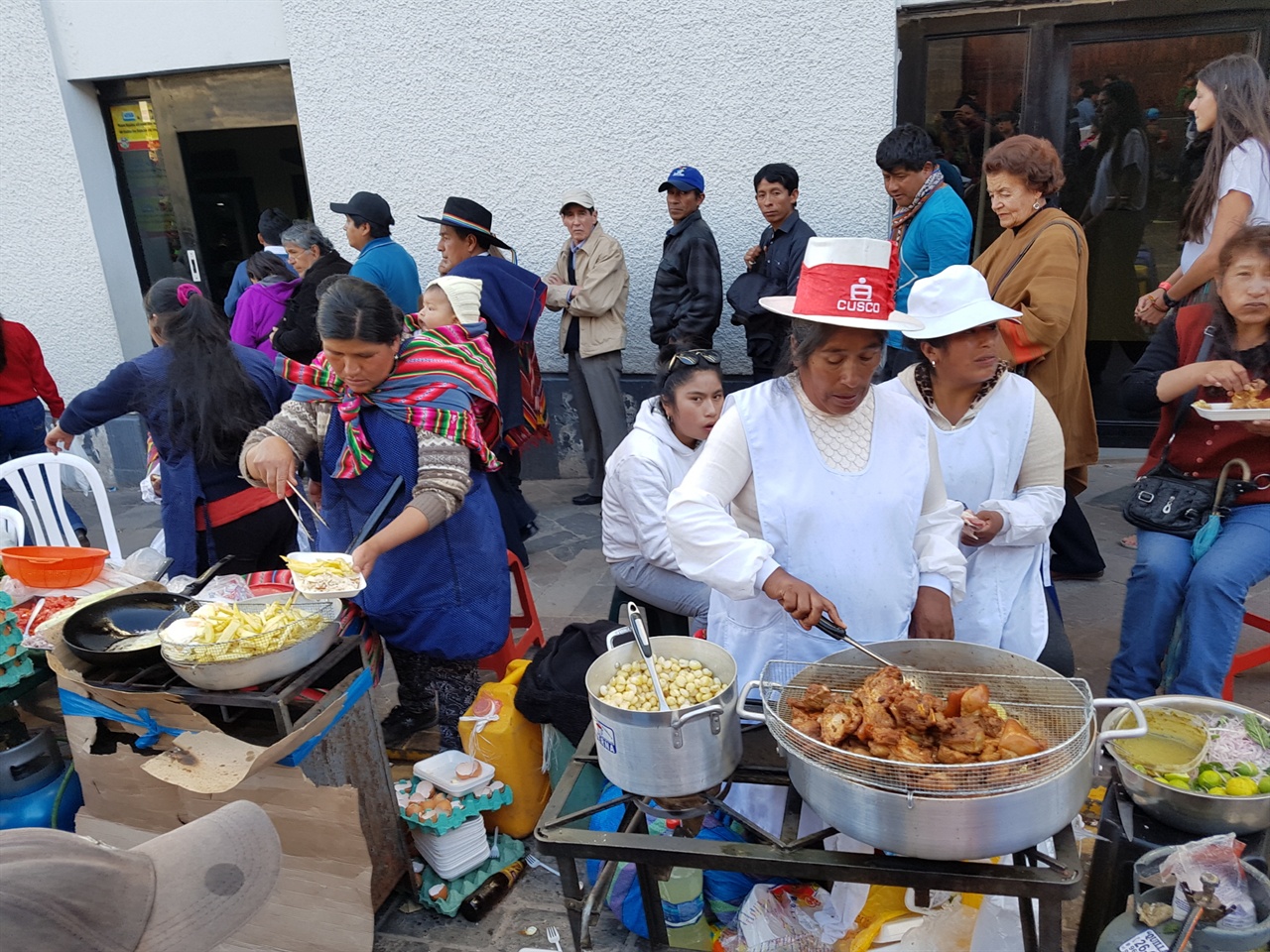잉카 원주민의 전통의상을 입은 잉카 후예들이 미국, 유럽관광객들을 상대로 거리음식도 팔고 각종 공예품도 판다. 주로 쿠스크 인근에서 많이 생산되는 옥수수, 감자, 돼지고기, 닭고기 튀김 등과 페루식 막걸리인 ‘치차’와 잉카맥주를 판다.