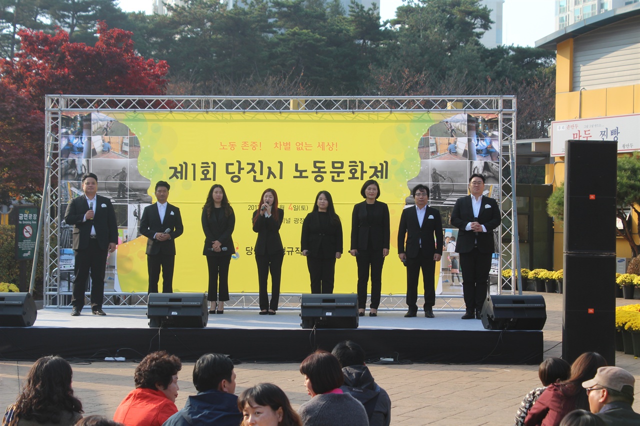 최근 조직된 시립합창단 노조원들의 공연