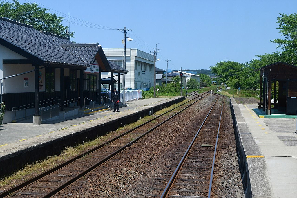 열차가 교행하는 마에고우 역 