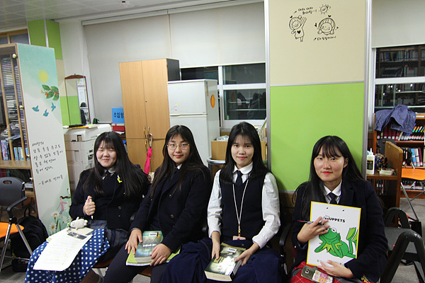 독서토론반인 광양여고 1학년 학생들이 선배들의 토론수업을 참관했다