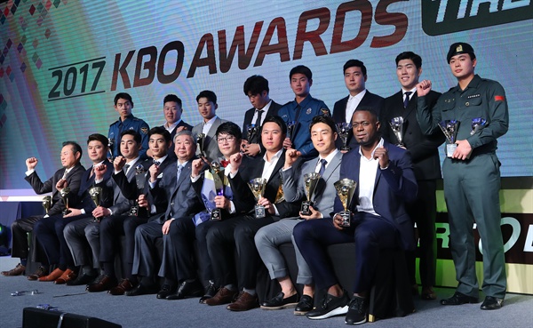  6일 오후 서울 강남구 삼성동 코엑스 인터컨티넨탈 호텔에서 열린 2017 타이어뱅크 KBO 시상식에서 MVP 수상자인 KIA 양현종(앞줄 왼쪽에서 여섯번째)을 비롯한 수상자들이 기념촬영을 하고 있다.