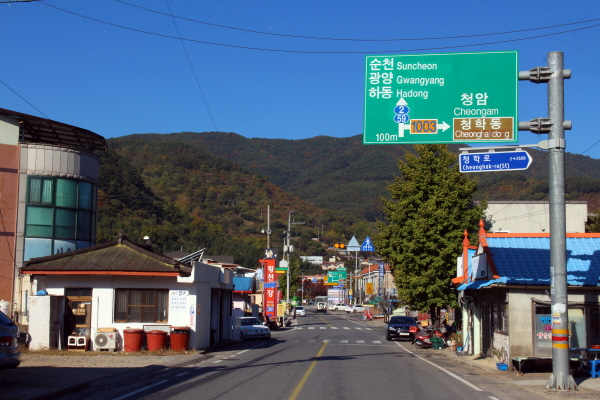  경남 하동군 횡천면 삼거리. 오른쪽 지방도로 1003번을 따라가면 청암면, 청학동이 나온다.