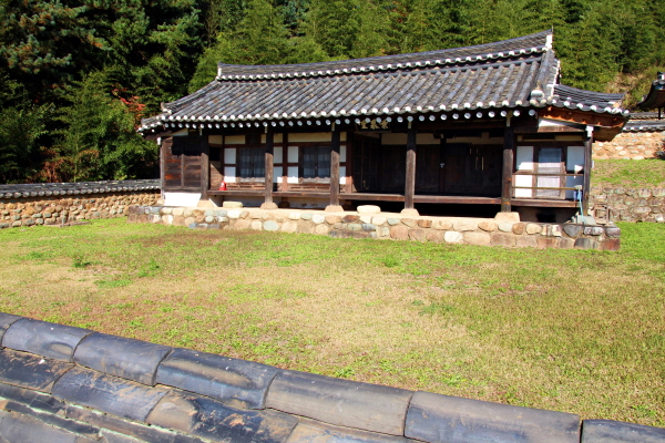  하동 경천묘 내 '경순왕 어진(河東敬天廟敬順王御眞)’이 봉안된 경모당(景慕堂)