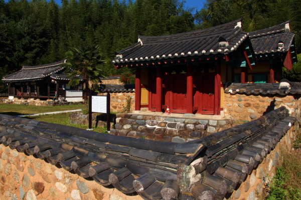 고려말 성리학자였던 목은(牧隱) 이색(李穡),1328~1396)과 수은 김충한, 양촌(陽村) 권근(權近,1352~1409) 위패가 봉안된 금남사(錦南祠)가 하동군 경천묘에 함께 있다.