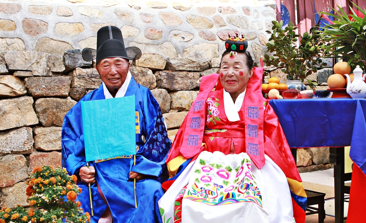 서산시 해미면 오학리에 위치한 해미향교에서 결혼 60주년 회혼식을 올린 노기승 옹과 김정분 여사의 모습. 두 분의 백년해로를 축원합니다. 