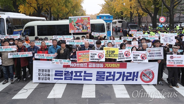  트럼프 미 대통령의 국빈 방문이 예정된 7일 오전 서울 종로구 청운효자주민세터 옆에서  반트럼프 시민단체 ‘NO트럼프 공동행동’ 회원들이 트럼프 방한 반대와 전쟁반대를 주장하며 기자회견을 열고 있다.  