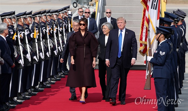 도널드 트럼프 미국 대통령과 부인 멜라니아 여사가 7일 오후 경기도 평택시 주한미군 오산공군 기지에 도착하고 있다.