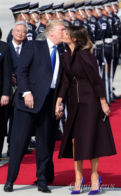 도널드 트럼프 미국 대통령과 부인 멜라니아 여사가 7일 오후 경기도 평택시 주한미군 오산공군 기지에 도착한 뒤 각자 이동하기 전 키스를 하고 있다.