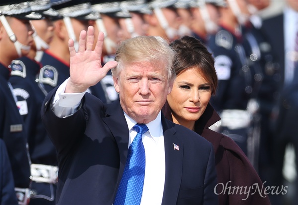 도널드 트럼프 미국 대통령이 부인 멜라니아 여사와 함께 11월 7일 오후 경기도 평택시 주한미군 오산공군 기지에 도착한 뒤 손을 흔들고 있다.