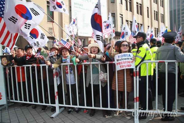 [오마이포토] 트럼프 방한 환영하는 시민들 