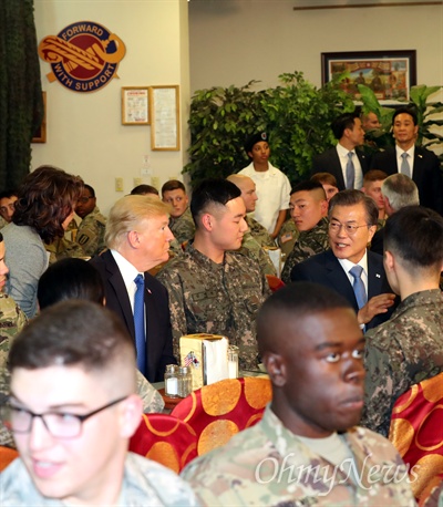 도널드 트럼프 미국 대통령이 7일 경기도 평택 캠프 험프리에 도착해 문재인 대통령과 병사식당에서 한미 장병들과 함께 식사를 하고있다.