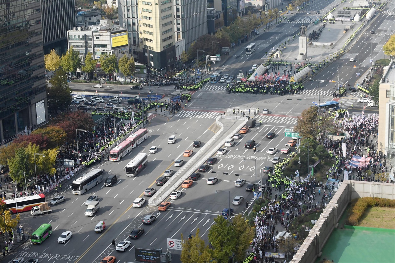 7일 오후 도널드 트럼프 미국 대통령이 방한한 가운데 서울 종로구 광화문광장에서 ‘NO트럼프 공동행동’ 회원들이 ‘트럼프 방한반대’ 집회를 개최하자 경찰이 경찰버스 20여대를 동원해 차벽을 설치하고 있다. 2017.11.07