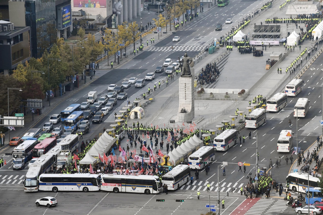 7일 오후 도널드 트럼프 미국 대통령이 방한한 가운데 서울 종로구 광화문광장에서 ‘NO트럼프 공동행동’ 회원들이 ‘트럼프 방한반대’ 집회를 개최하자 경찰이 경찰버스 20여대를 동원해 차벽을 설치하고 있다. 2017.11.07
