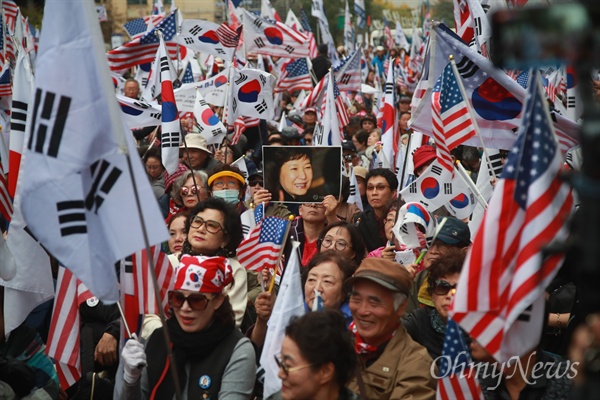 트럼프 방한 환영행사 중 "죄없는 박근혜 석방" 대한애국당과 보수단체 시민들이 7일 오후 서울 종로구 청계광장에서 열린 트럼프 미국 대통령 방한 기념 한미 동맹 강화 및 박근혜 대통령 정치투쟁 지지 태극기 집회에 참석해 “한미동맹 파괴하는 문재인은 물러가라”,”죄없는 박근혜 대통령을 즉각 석방하라”를 외치고 있다.