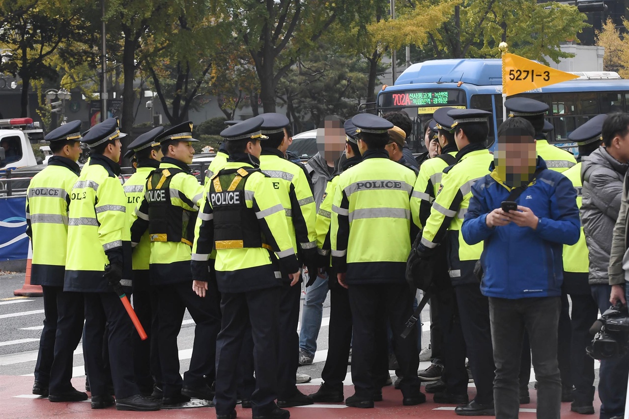  7일 오후 도널드 트럼프 미국 대통령이 방한한 가운데 서울 종로구 광화문광장에서 ‘NO트럼프 공동행동’ 회원들이 ‘트럼프 방한반대’ 집회를 개최하고 있는 가운데 경찰이 취재진의 출입을 가로 막고 있다. 2017.11.07