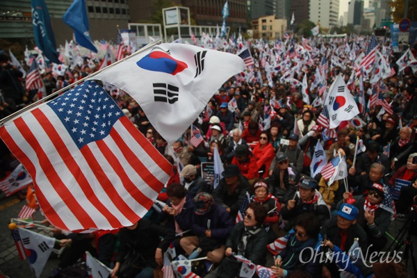 트럼프 환영하는 보수단체 트럼프 미국 대통령 방한을 환영하는 보수단체 회원들이 7일 오후 트럼프 일행을 태운 차량이 지나가는 서울 세종로네거리 부근에서 태극기와 성조기를 흔들며 환영행사를 열고 있다.