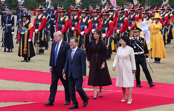 문재인 대통령과 도널드 트럼프 미국 대통령이 7일 오후 청와대에서 열린 공식 환영식에서 의장대를 사열하고 있다.