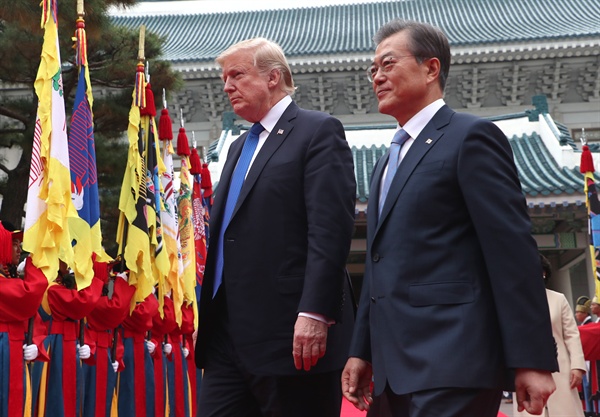2017년 11월 7일 문재인 대통령과 도널드 트럼프 미국 대통령이 청와대에서 열린 공식 환영식에서 의장대를 사열하고 있다.