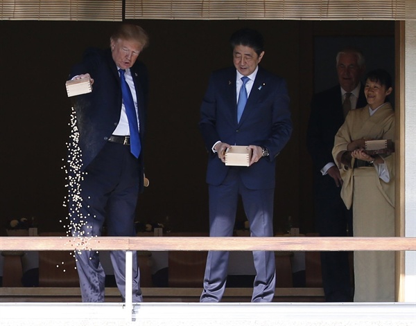 지난 6일 일본 영빈관 뒤편에서 잉어 먹이 주는 트럼프·아베.