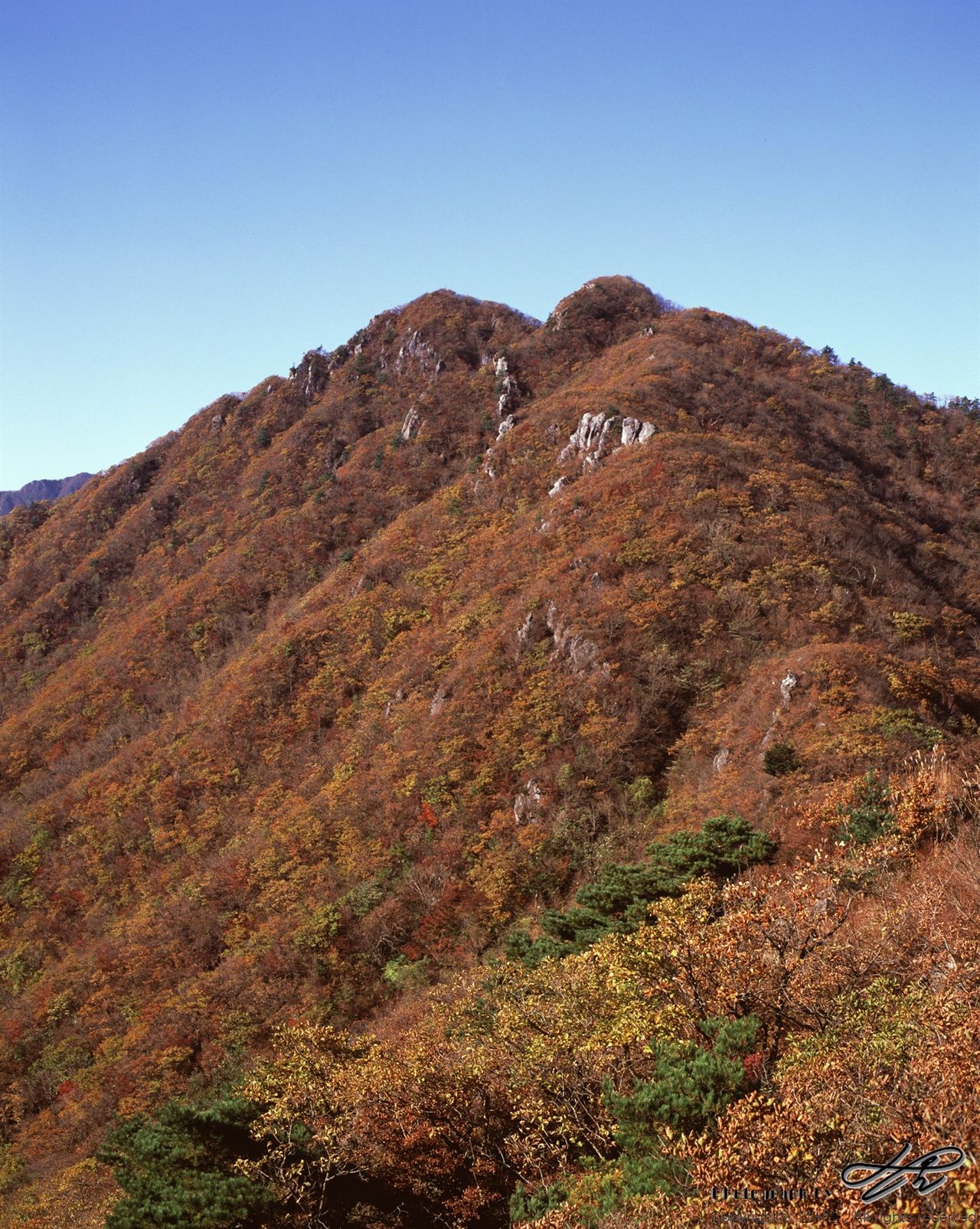 갈색 덕유 (Velvia50)뒤 풍경이 궁금하여 자꾸 뒤를 돌아보게 되었다. 대피소를 떠나 처음 뒤로 돌았을 때 들어온 풍경. 