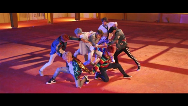 방탄소년단 'DNA' 공식 뮤직비디오 방탄소년단은 서로 손을 잡는 안무를 통해 'DNA'의 구조를 표현한다.