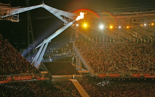  2004년 아테네 올림픽 개막식에서 성화가 점화되고 있다. 