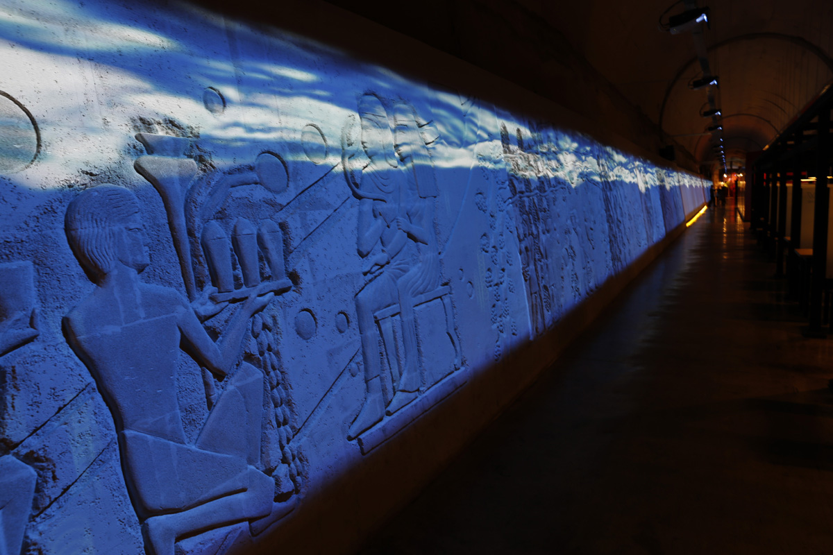 와인동굴의 벽면을 영상으로 장식하는 미디어 사파드. 고대인들의 와인 제조 과정이 조각으로 새겨져 있다.
