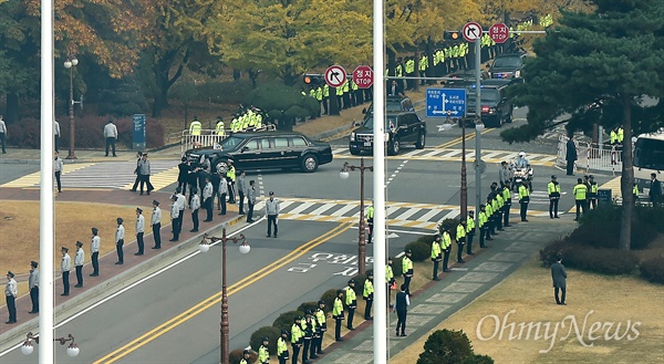 국회 연설을 앞둔 도널드？트럼프？미국 대통령이 탄 차량 행렬이 8일 오전 서울 여의도 국회 본관으로 향하고 있다.