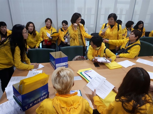 세월호 가족들이 8일 '사회적 참사 진상규명 특별법' 제정 촉구 캠페인을 벌이기 전 의원회관에 모여 회의를 하고 있다. 