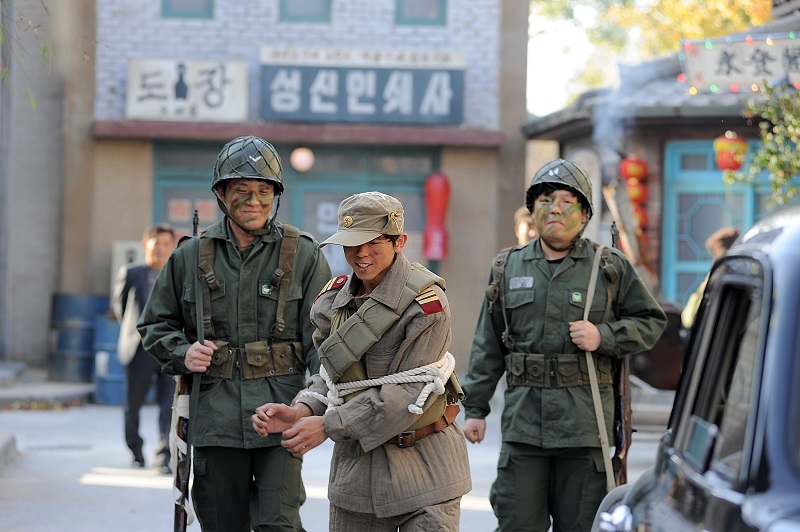 1950년대 국군복장과 북한군 복장을 입고 선샤인 랜드에서 상황극을 보이고 있다.