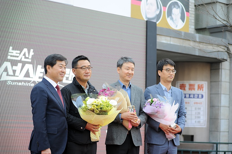 대한민국 최고 병영체험장 ‘선샤인랜드’ 논산에 개장  황명선 논산시장이 감사패를 전달하고 기념촬영을 하고 있다.