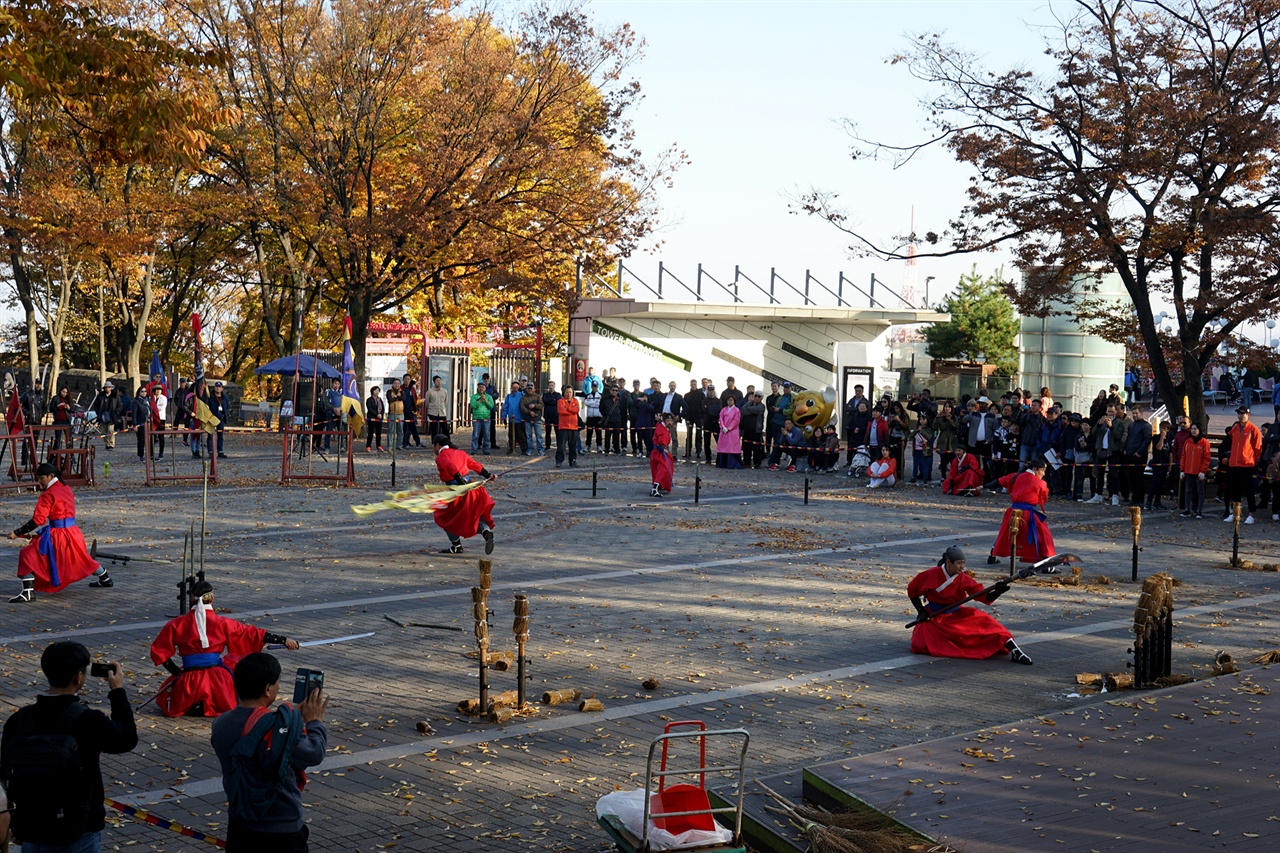 남산 팔각정 아래 광장에서 전통무예 공연을 하는 모습