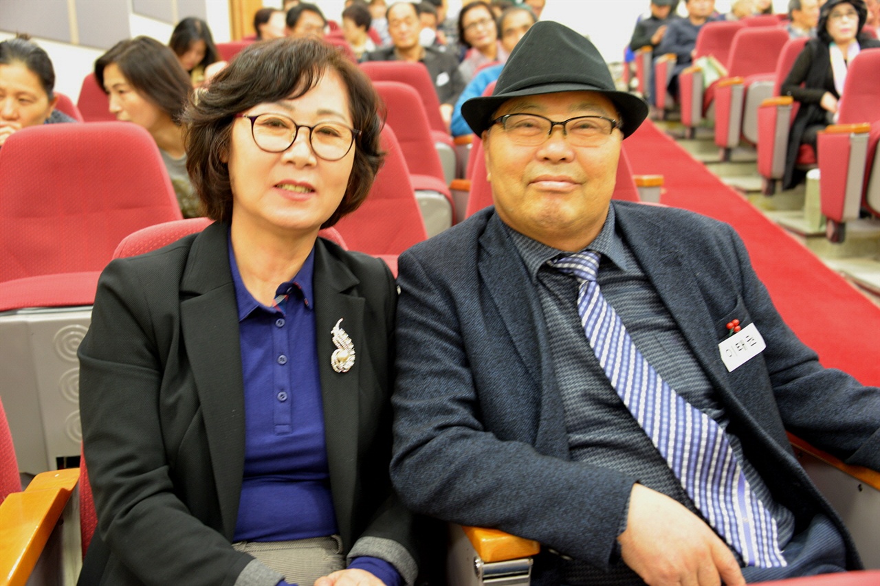 두 차례나 심장이식을 받은 이태권씨(우)와 그를 뒷바라지한 부인(좌). 그는 앞으로도 그려주기를 원하는 환자들에게는 작은 재능기부를 하여 그들에게 미소와 희망을 주고 싶다고 말한다.