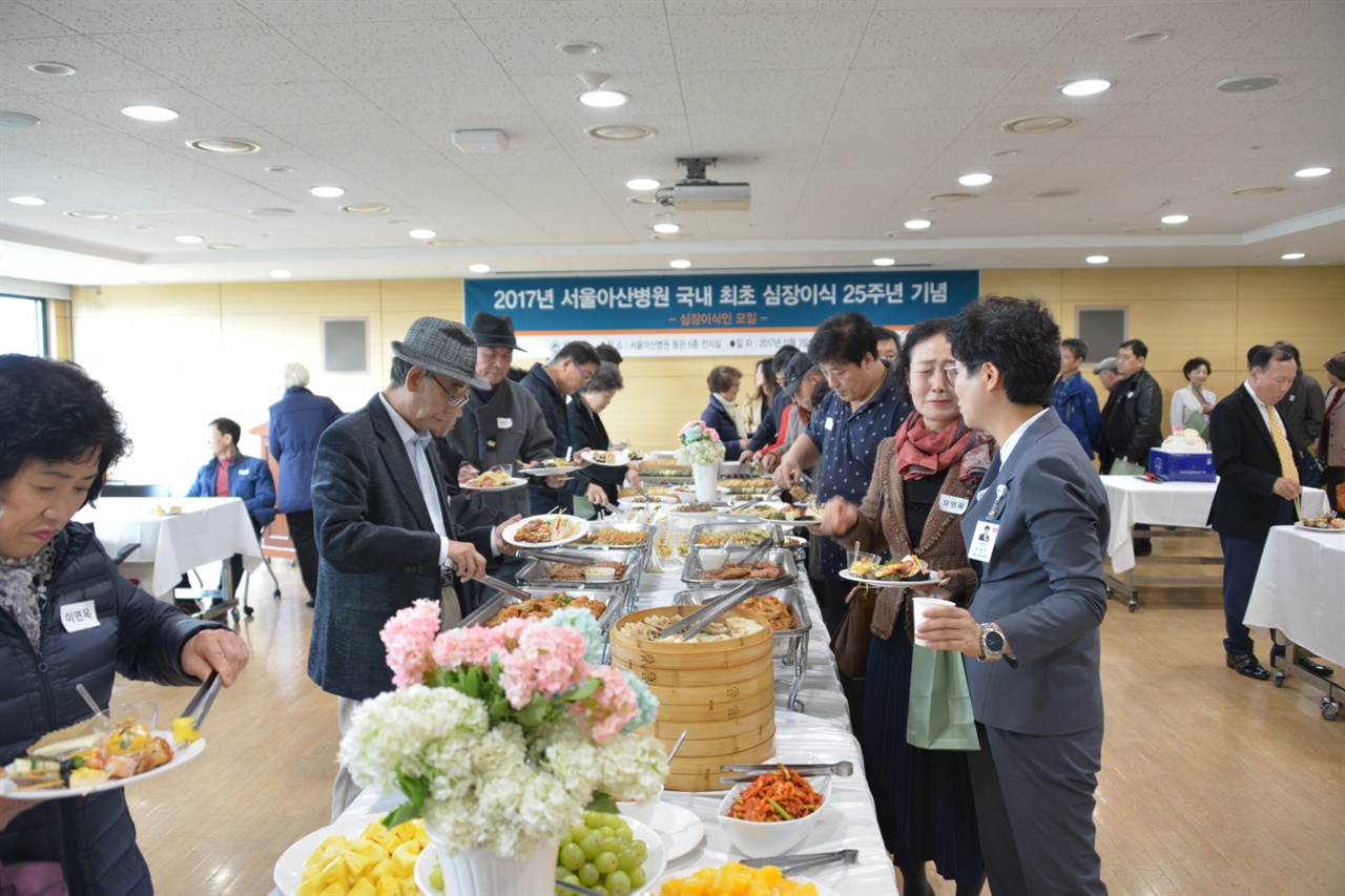 서울아산병원 심장이식인들의 모임에 참석한 심장이식환우들. 먼저 심장을 이시기한 이들은 이태권씨에게 큰 용기와 희망을 주었다. 