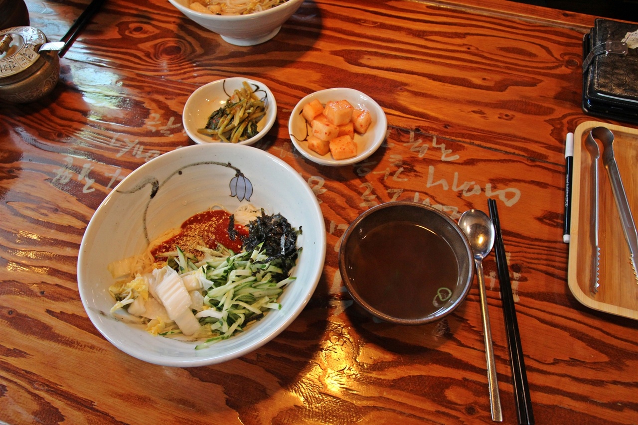  맛깔난 비빔국수는 국물과 함께 내온다. 