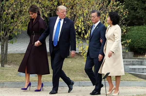  문재인 대통령과 부인 김정숙 여사, 도널드 트럼프 미국 대통령과 부인 멜라니아 여사가 지난 7일 오후 청와대 정원을 산책하고 있다.