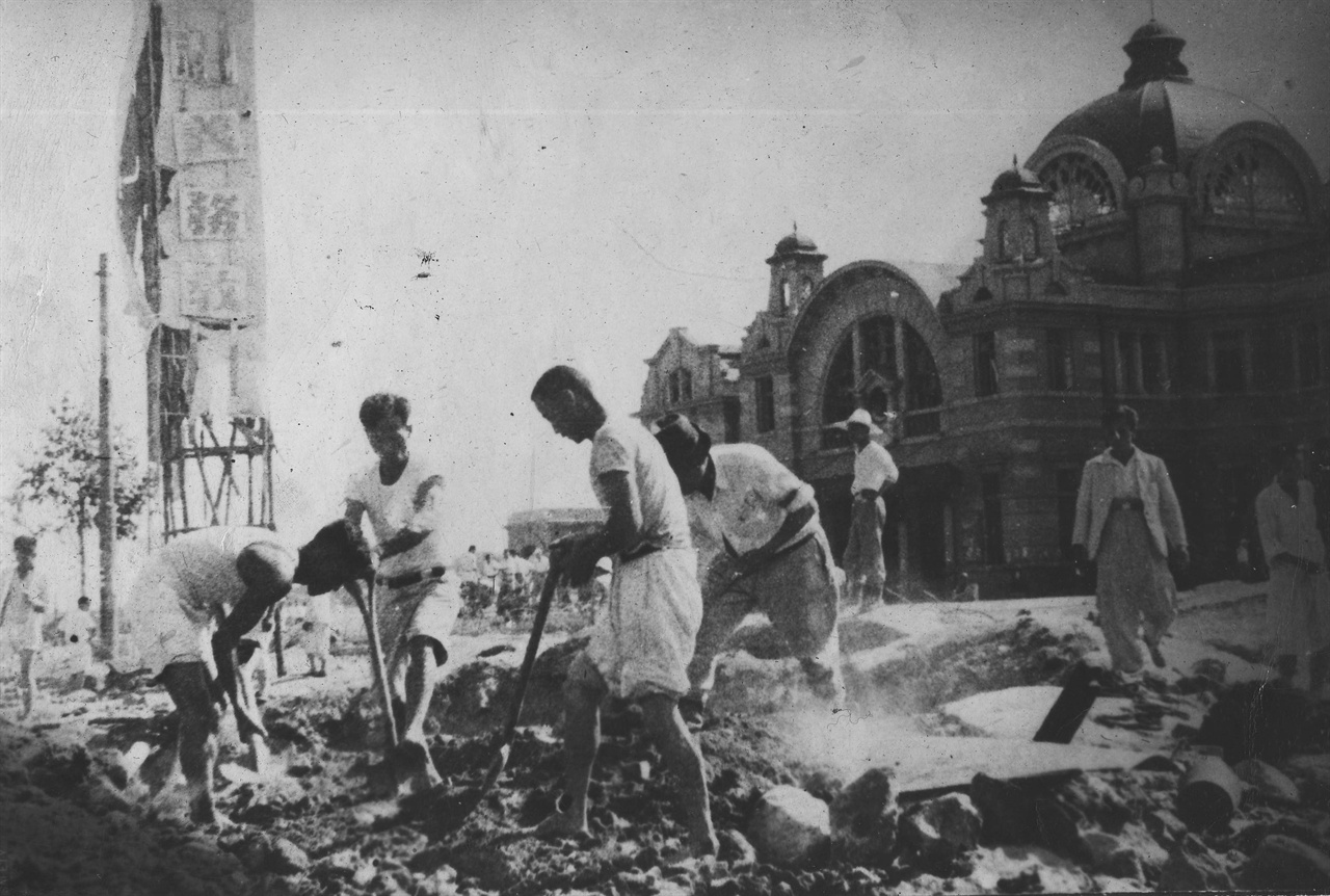 인공치하 서울역 앞 복구공사 1950.