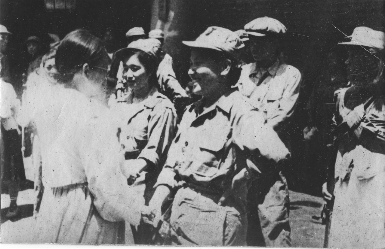여맹간부가 여성의용군을 격려하다.