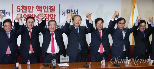 바른정당 탈당파 맞이한 자유한국당 바른정당을 탈당해  자유한국당에 재입당한 김무성 의원과 강길부 의원 등이 9일 오전 서울 여의도 당사에서 열린 재입당 국회의원 간담회에서 홍준표 대표, 정우택 원내대표 등과 손을 맞잡고 있다. 
