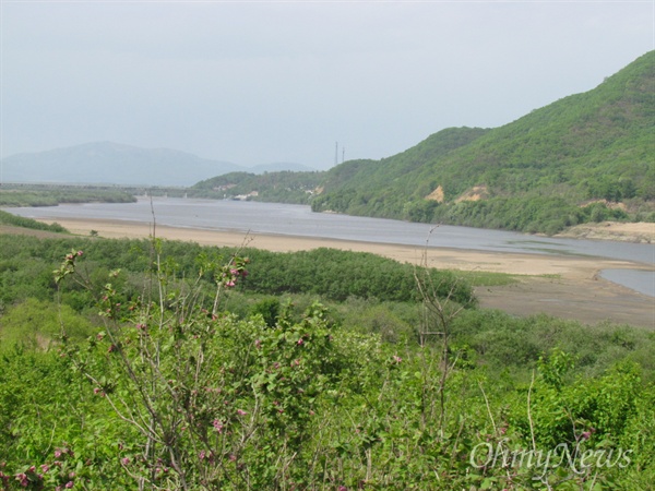 함경북도 온성군에서 바라본 북중 경계. 강(두만강) 왼쪽이 북한 그리고 오른쪽이 중국이다. 사진은 2012년 5월 24일 촬영됐다. 