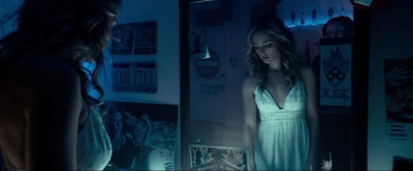  영화 <해피 데스데이>의 한 장면. 콧대 높은 파티걸인 여대생 트리(제시카 로스)는 학교 마스코트 가면을 쓴 살인마의 습격을 받는다. 