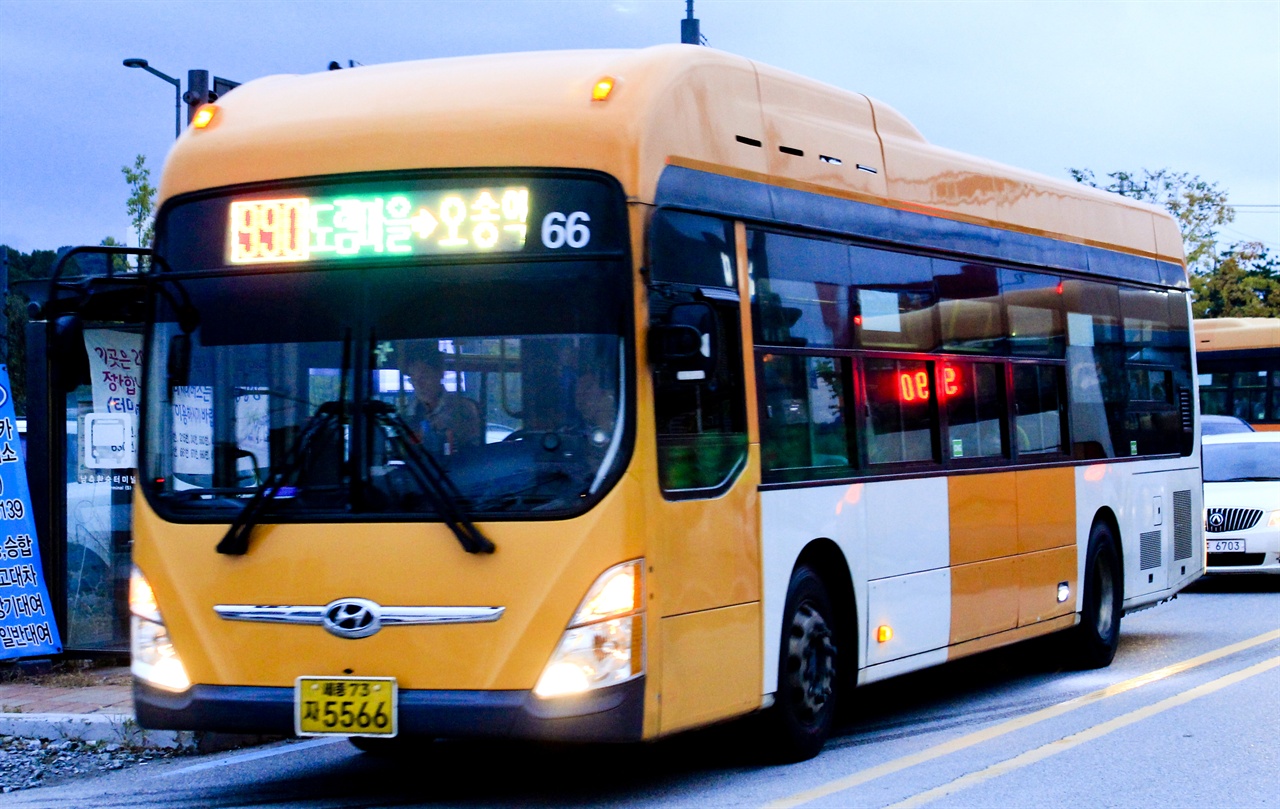 전기동력을 이용한 최초의 양산형 하이브리드 버스인 블루시티 버스가 세종 BRT로 운행하고 있다.