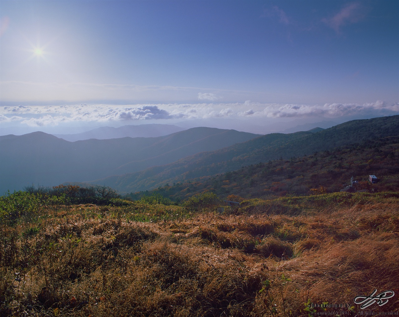 (Ektar100)점차 높아지는 태양 및으로 향적봉대피소가 보인다. 온 산자락이 새벽 이슬로 젖은 몸을 말리는 중이다.